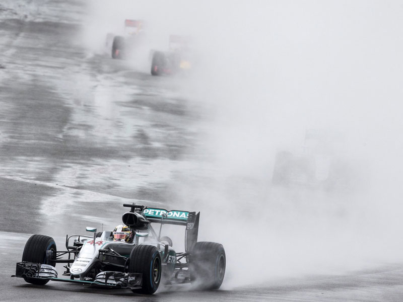 Start auf nassem Kurs in Silverstone: Lewis Hamilton.
