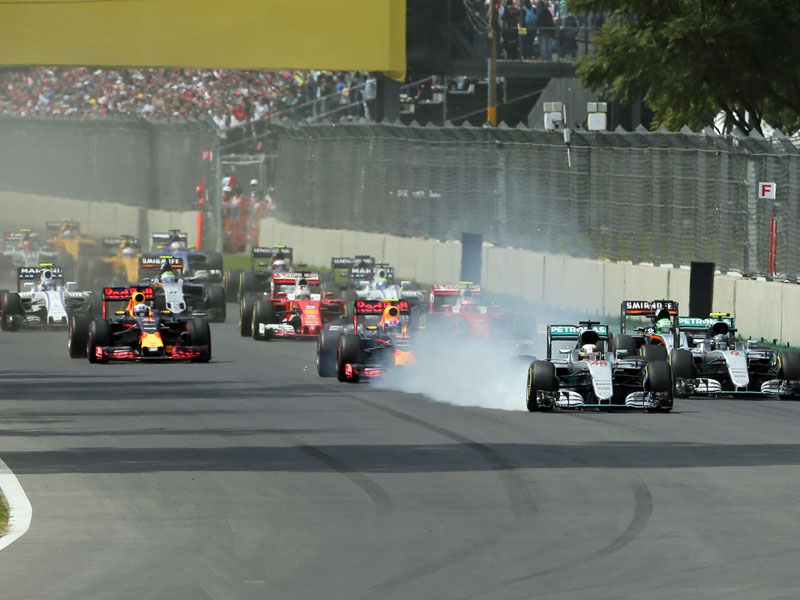 Hamilton gewinnt den Start, trotz Ausritt &#252;ber die Wiese - und jubelt am Ende vor Konkurrent Nico Rosberg.