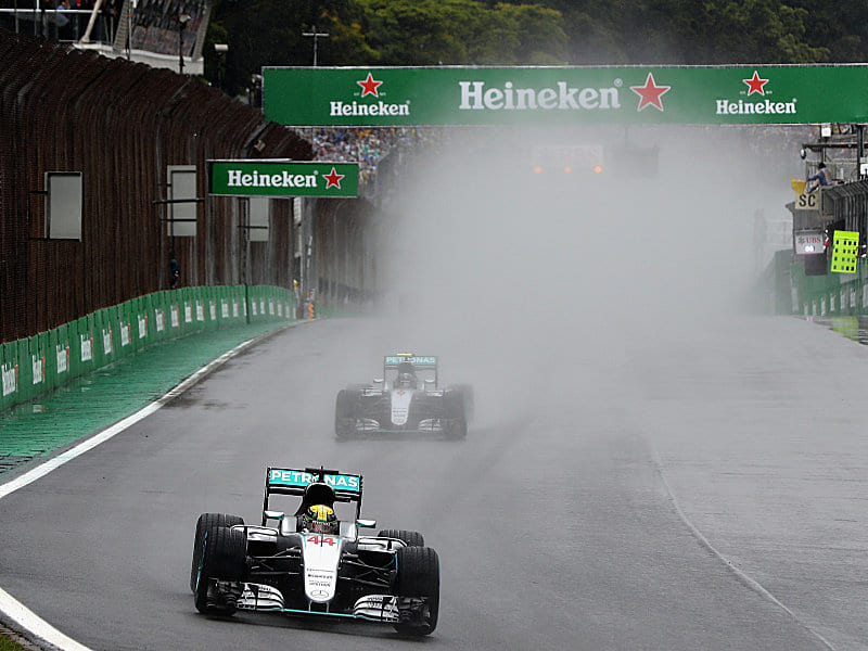 Vorne in der Gischt von Sao Paulo: Lewis Hamilton vor Nico Rosberg.