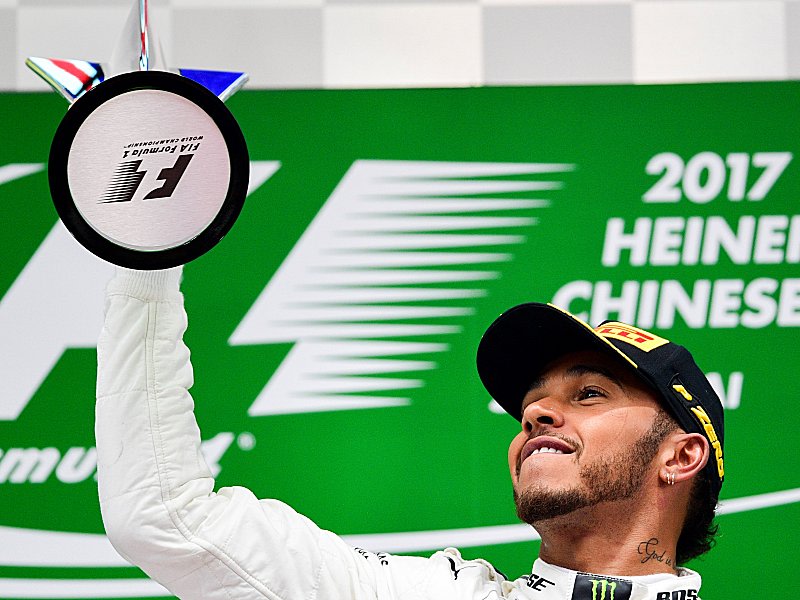 Lewis Hamilton feiert seinen Sieg beim Gro&#223;en Preis von Shanghai. 