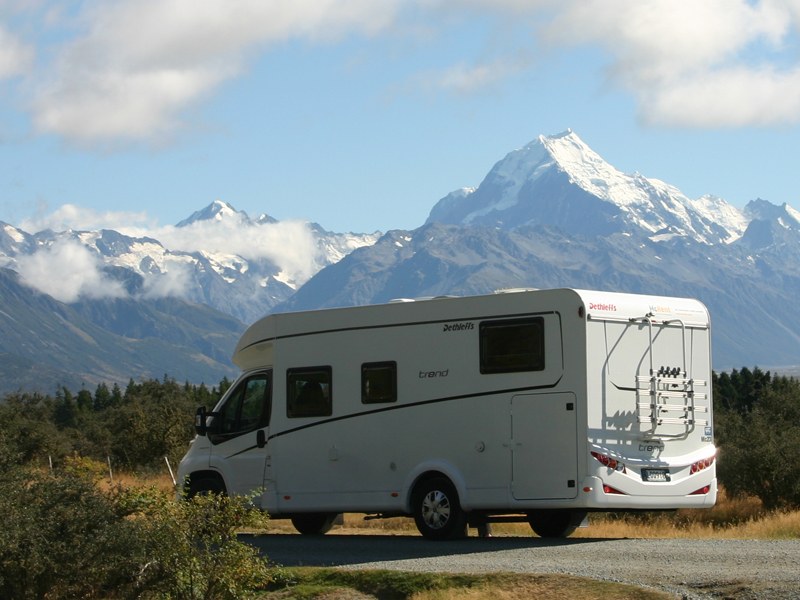Atemberaubender Ausblick: Dethleffs-Reisemobil am Fu&#223;e des Mount Cook, des h&#246;chsten Berges von Neuseeland.