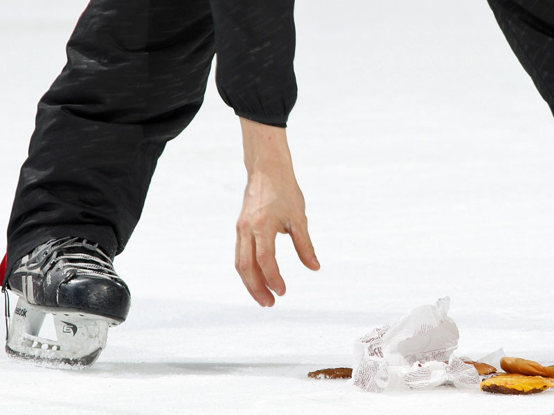 Haben mit den Burgern auf dem Eis zu k&#228;mpfen: Spieler und Schiedsrichter bei Ottawas Heimspielen.