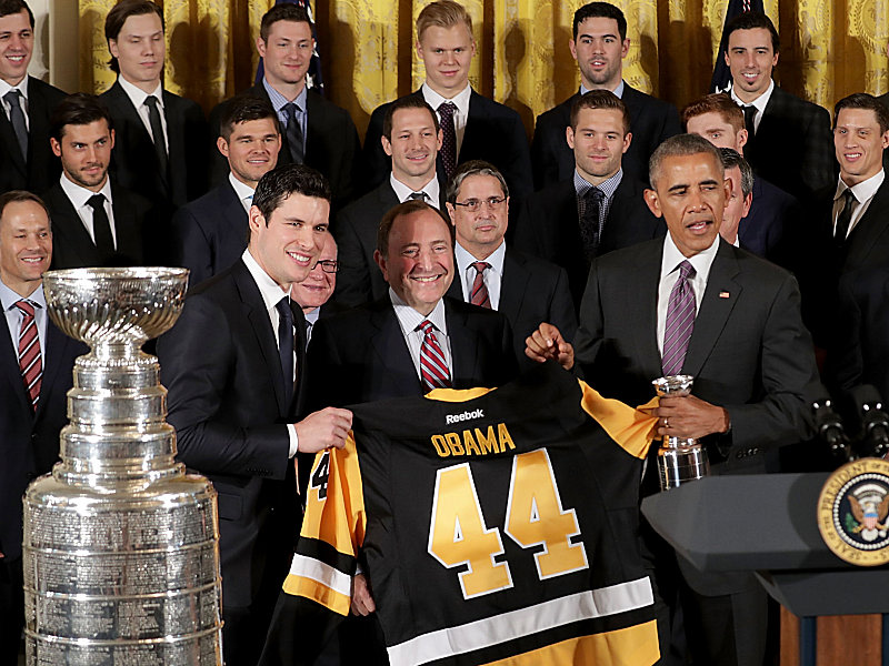 F&#252;r die Sammlung: Die Penguins &#252;berreichen Barack Obama ein Trikot des Stanley-Cup-Siegers.