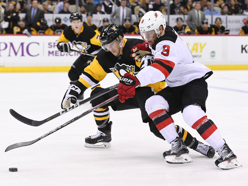 R&#252;ckschlag: Chad Ruhwedel (links) und die Pittsburgh Penguins verloren bei den New Jersey Devils. 