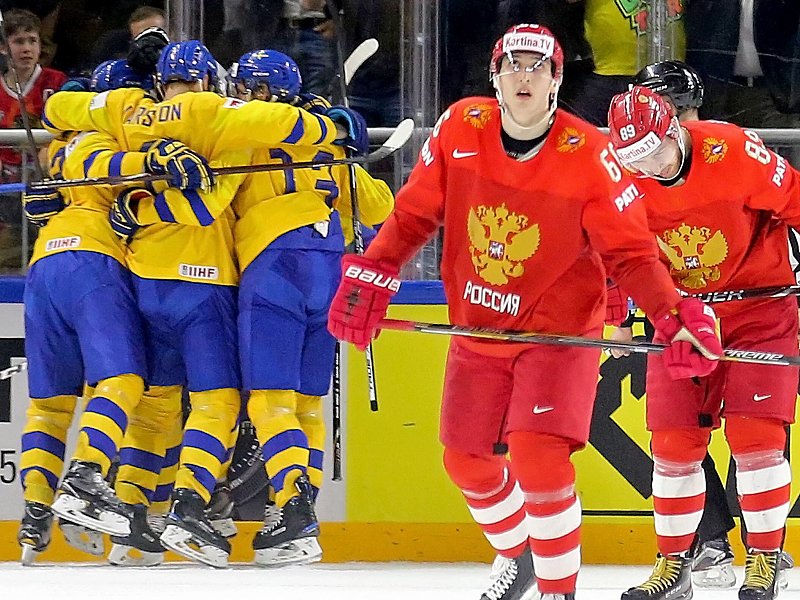 Au weia: Die in rot spielenden Russen verloren das wichtige Spiel gegen Schweden.