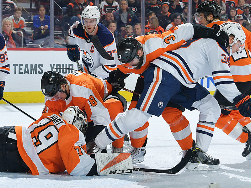 &#220;bersicht behalten: Flyers-Keeper Carter Hart bei einem Oilers-Angriff. 