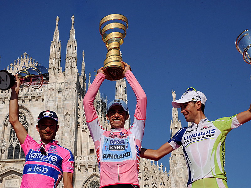 Das (vorl&#228;ufige?) Podium des Giro 2011: Michele Scarponi, Sieger Alberto Contador und Vincenzo Nibali (v. li.).