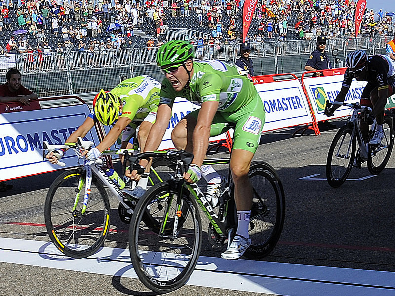 John Degenkolb (re.) feiert knapp vor Elia Viviani seinen dritten Tageserfolg bei der Vuelta.