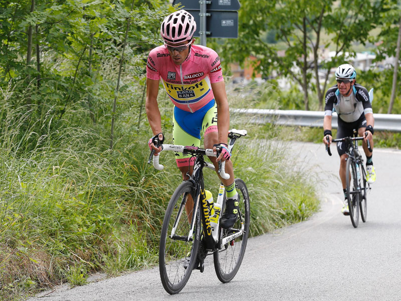 Das Rosa Trikot sitzt: Alberto Contador vergr&#246;&#223;erte auf der Giro-K&#246;nigsetappe seinen Vorsprung.