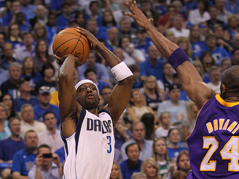 Nicht zu bremsen: Jason Terry (li.) von den Dallas Mavericks gegen Lakers-Star Kobe Bryant.