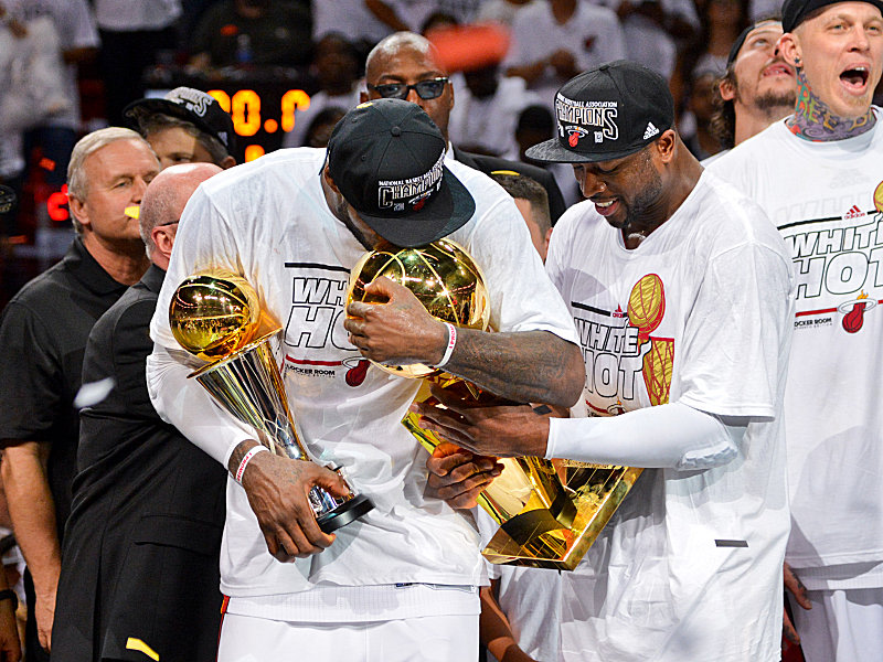 Champion 2013! LeBron James mit der Larry O&apos;Brien Trophy und der Troph&#228;e f&#252;r den Finals-MVP.