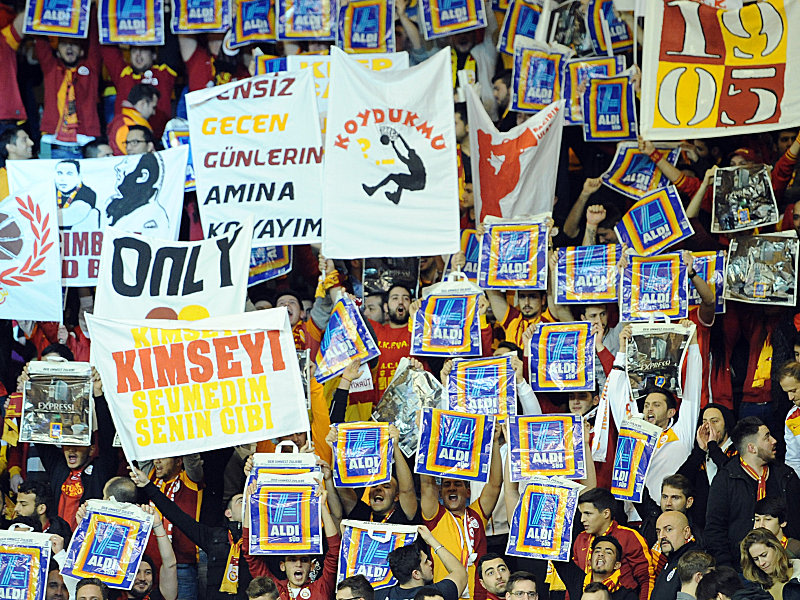 Hier zeigen sich die meisten Fans von Galatasaray Istanbul noch freundlich.