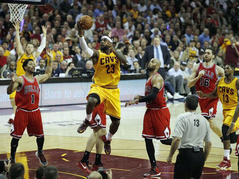 Mit Stirnband zum Erfolg: LeBron James (#23) f&#252;hrte die Cavaliers zum Sieg gegen die Bulls.