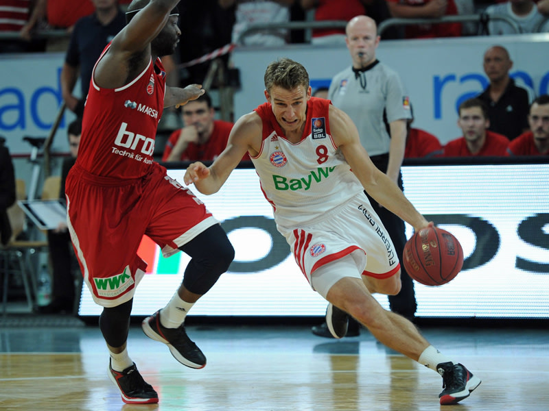 Die Brose Baskets Bamberg (hier: Dawan Robinson (li.) gegen Bayerns Heiko Schaffartzik) gewannen Spiel drei.