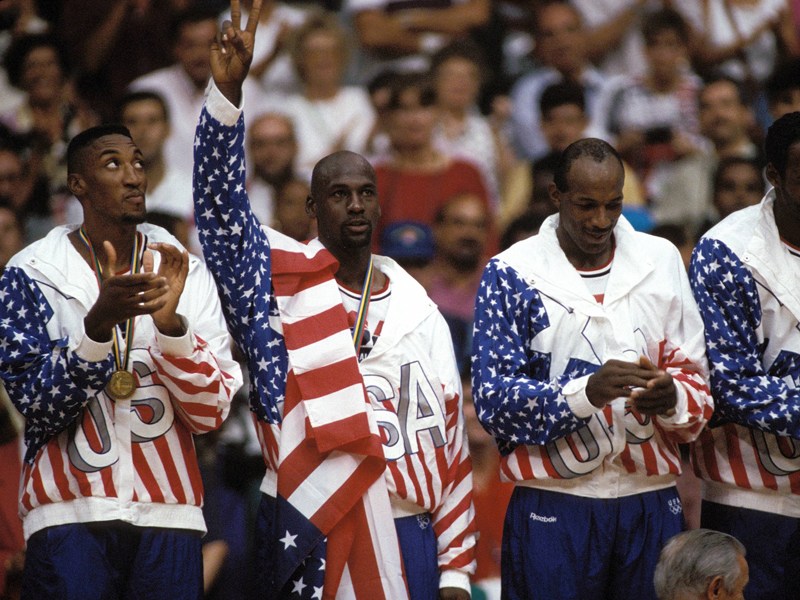 Bei der Siegerehrung: Scottie Pippen, Michael Jordan und Clyde Drexler.