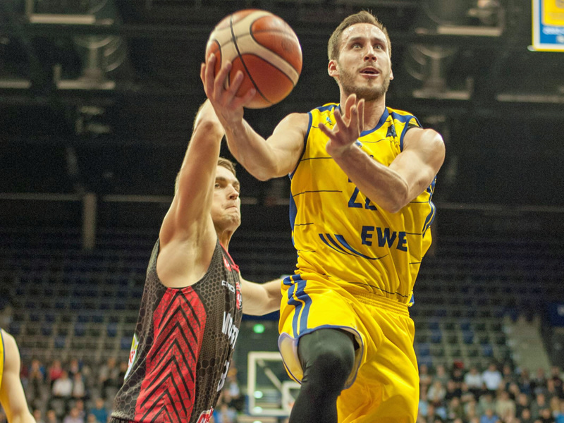 Vladimir Mihailovic (re.) steht mit Oldenburg in den Play-offs der Basketball-Champions-League. 