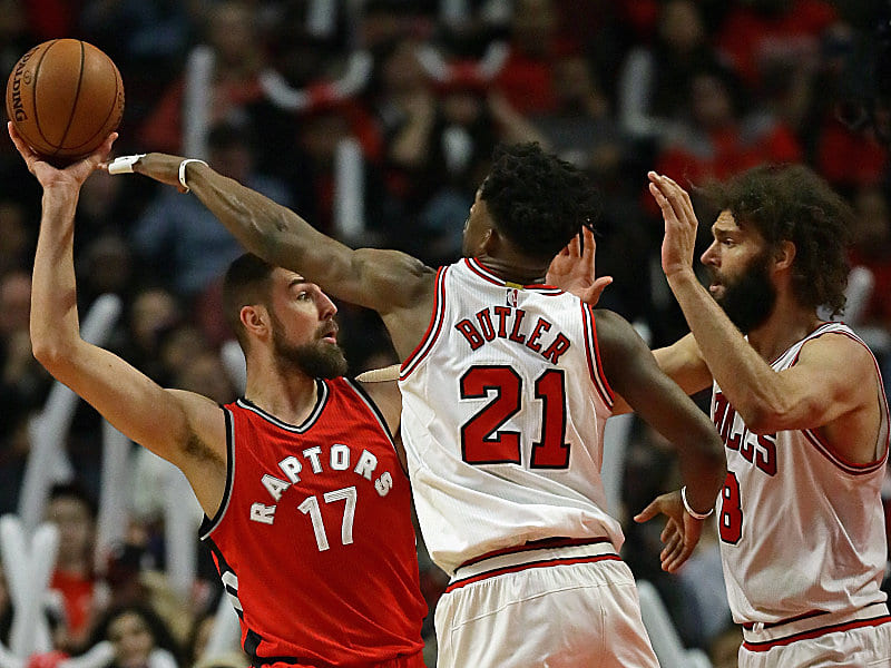 Konnte den Negativlauf der Raptors nicht stoppen: Jonas Valanciunas, hier gegen Jimmy Butler und Robin Lopez (v.l.).