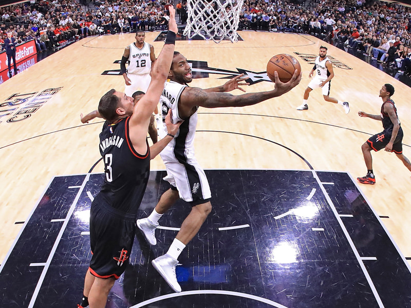 Spurs-Superstar Kawhi Leonard zieht gegen Ryan Anderson zum Korb. 