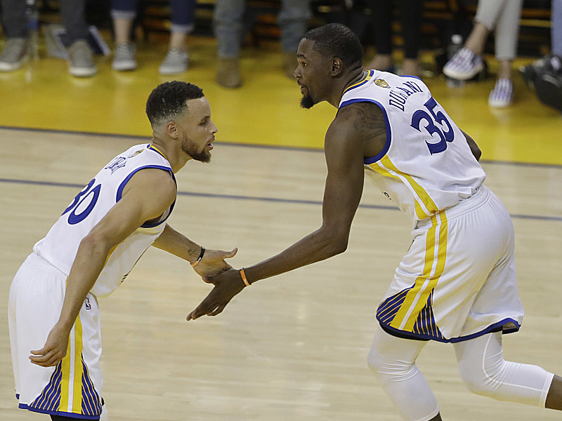 Spielend leicht: Stephen Curry und Kevin Durant (re.) dominierten in Spiel eins der NBA-Finals.