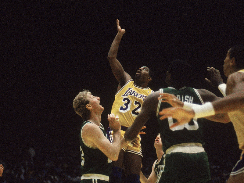 Der stete Kampf um ganz oben: Larry Bird (l.) und Magic Johnson (2.v.l.) pr&#228;gten die NBA der 1980er-Jahre.