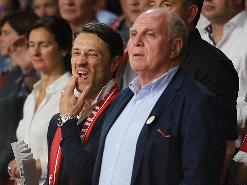 Sahen eine klare Heimschlappe der Bayern-Basketballer: Niko Kovac und Uli Hoene&#223; (re.).