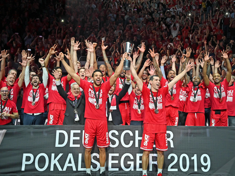 Die Bamberger feiern den Pokalsieg 2019. 