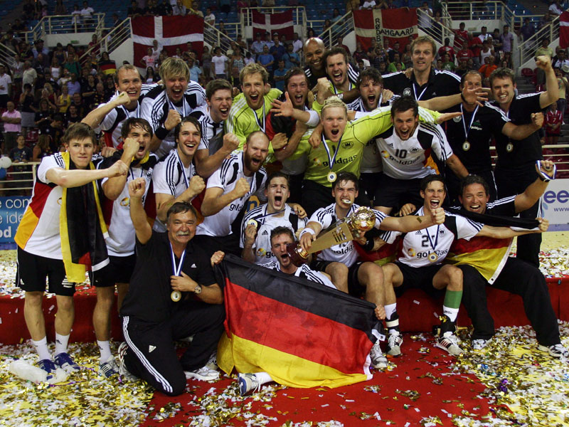 Wie vor zwei Jahren: Die DHB-Junioren feiern nach einem Sieg &#252;ber D&#228;nemark den WM-Titel.