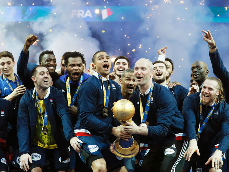Die franz&#246;sische Party kann beginnen: Daniel Narcisse und Thierry Omeyer haben den WM-Pokal.