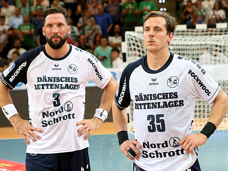 Sichtlich entt&#228;uscht: Flensburg-Handewitts Spieler Tobias Karlsson (links) und Kentin Mah&#233;.
