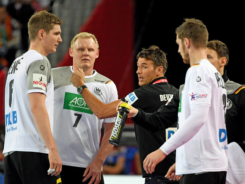 Bundestrainer Prokop (Mitte) gibt Anweisungen an Lemke, Wiencek, Pekeler und H&#228;fner (von links.