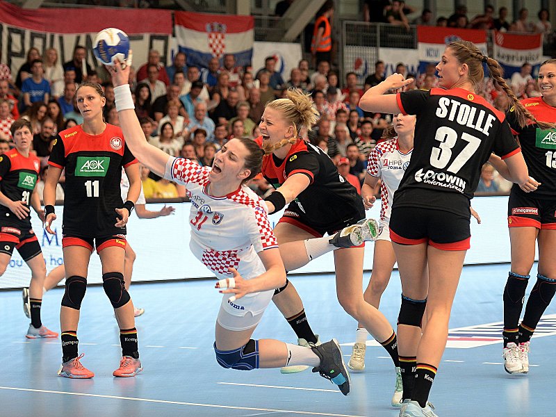 Mit harten Bandagen: Auch Frauen-Handball geht es wenig zimperlich zur Sache.