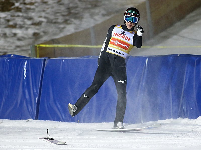 Jubelte in Val di Fiemme auf einem Ski: Ryoyu Kobayashi feierte seinen sechsten Sieg in Folge.
