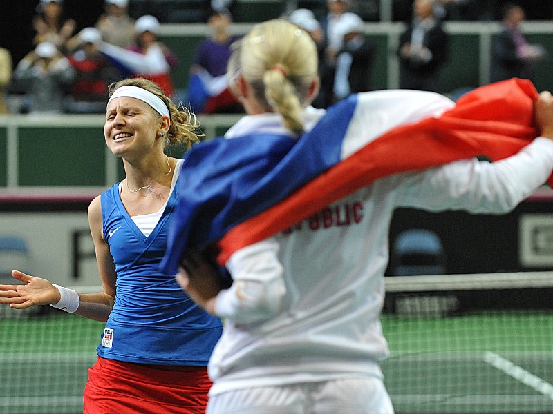 Ausgelassen: Lucie Safarova (li.) jubelt nach dem Titelgewinn mit Teamkollegin Andrea Hlavackova.