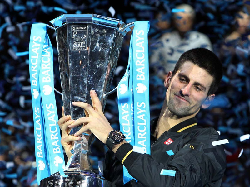 Triumphator Novak Djokovic durfte den Siegerpokal bei den ATP World Tour Finals in Empfang nehmen.