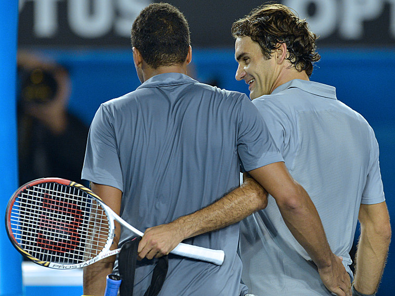 Nach dreieinhalb Stunden war der Krimi vorbei: Roger Federer tr&#246;stet Jo-Wilfried Tsonga (li.).