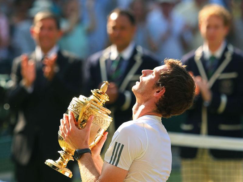 Historische Erl&#246;sung: Andy Murray genie&#223;t die Momente mit der Wimbledon-Troph&#228;e.