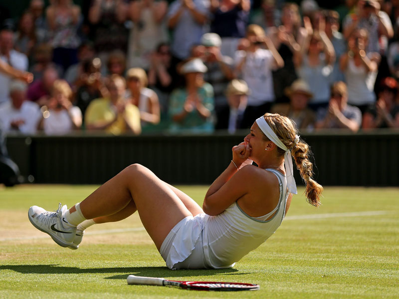 Gehen sie auch 2014 wieder eine besondere Bindung ein? Sabine Lisicki und der &quot;Heilige Rasen&quot; von Wimbledon.