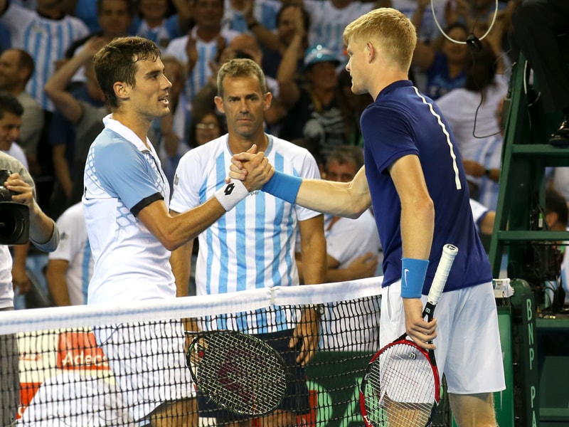 Vorteil Argentinien: Guido Pella (l.) schl&#228;gt Kyle Edmund im Davis Cup.