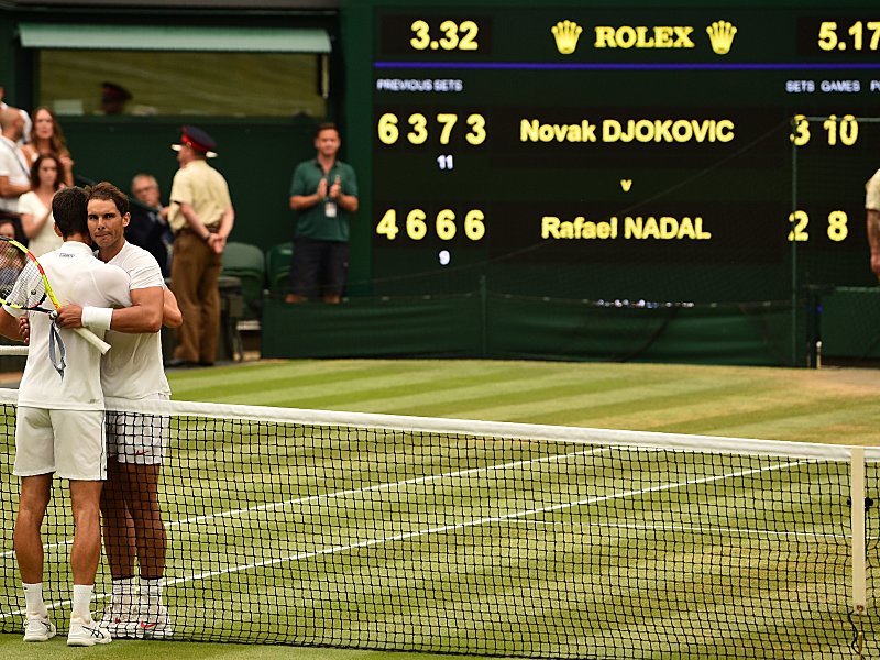 Alte Weggef&#228;hrten: Rafael Nadal gratuliert Novak Djokovic.