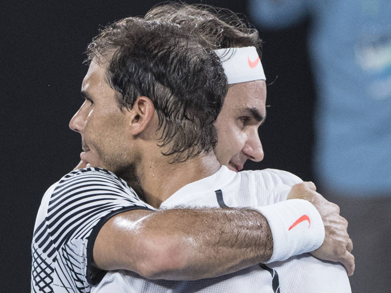 Legenden unter sich: Roger Federer und Rafael Nadal nach dem Matchball.