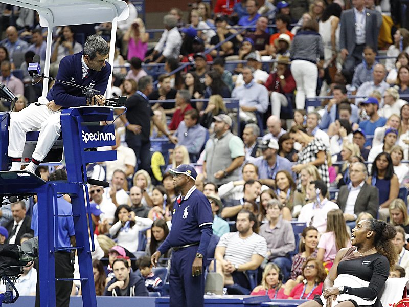 Wird unterst&#252;tzt: Stuhlschiedsrichter Carlos Ramos, hier im hitzigen Gespr&#228;ch mit Serena Williams.
