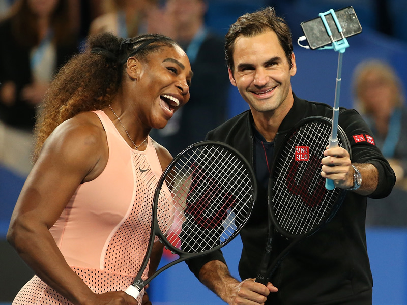 Wenn das Ergebnis in den Hintergrund r&#252;ckt: Serena Williams (li.) beim Selfie mit Roger Federer.