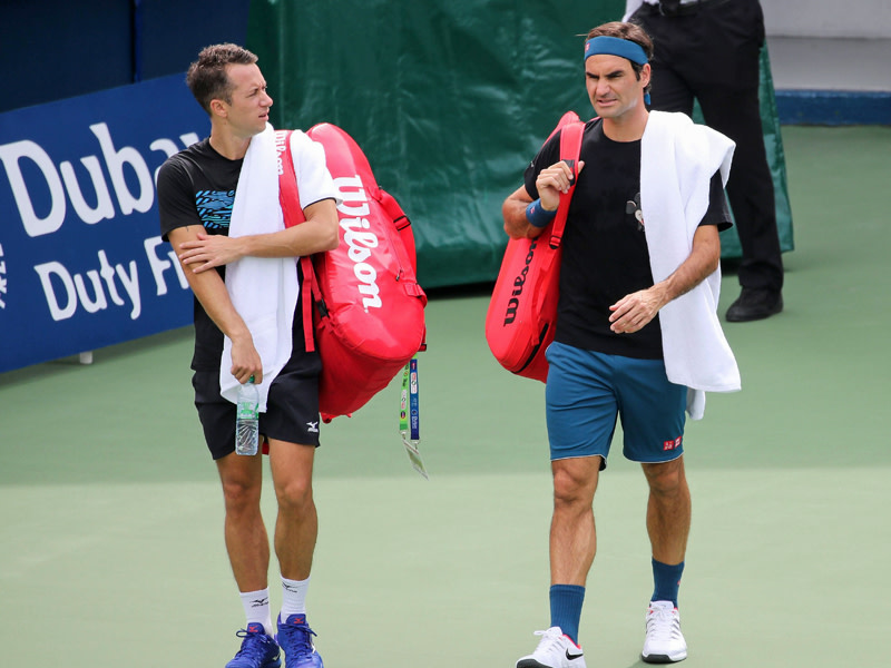 Philipp Kohlschreiber (links) hatte am Ende gegen Trainingspartner - und Erstrundengegner Roger Federer keine Chance.
