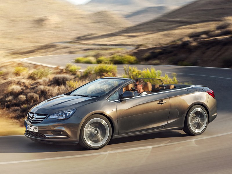 Opel Cascada: Das Stoffdach des eleganten Viersitzers surrt binnen 17 Sekunden zur&#252;ck, drei Verdeckfarben werden zur Wahl stehen. 
