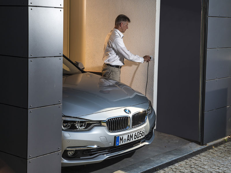 Kommt im Fr&#252;hjahr: Mit dem 330e bringt BMW einen neuen Teilzeit-Elektriker. Die E-Reichweite betr&#228;gt 40 km.