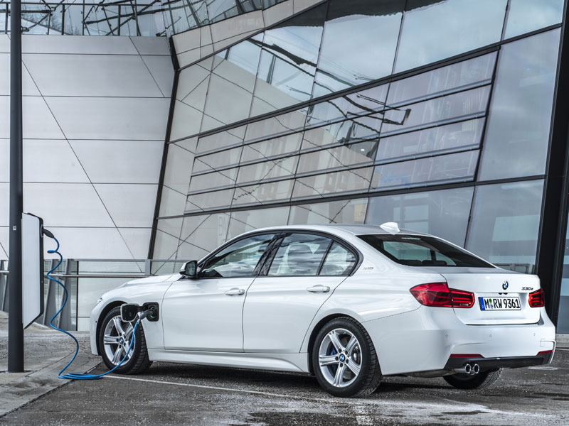 BMW 330e: Der Plug-in-Hybrid erreicht eine elektrische Reichweite von bis zu 40 Kilometern.