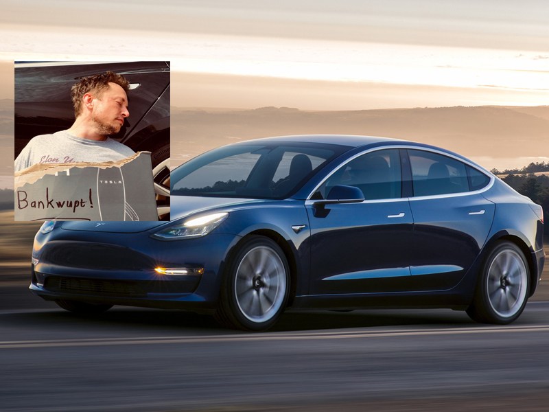 So weit ist es noch nicht: Am 1. April leistete sich Tesla-Chef Elon Musk einen Aprilscherz, das ihn bankrott an ein Model 3 gelehnt zeigt.
