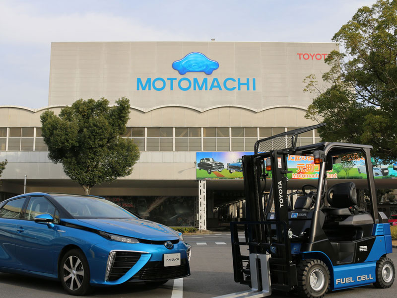 Brennstoffzellen-Duo von Toyota: Links der Mirai, rechts ein Fuel-Cell-Gabelstapler.