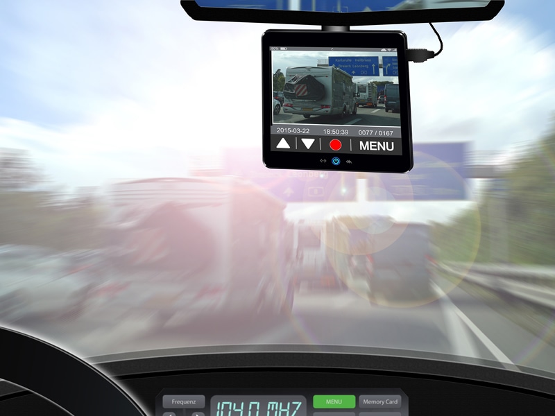 Dashcam-Aufnahme: Von Videomitschnitten erhoffen sich Autofahrer Entlastung im Falle eines Unfalls. 