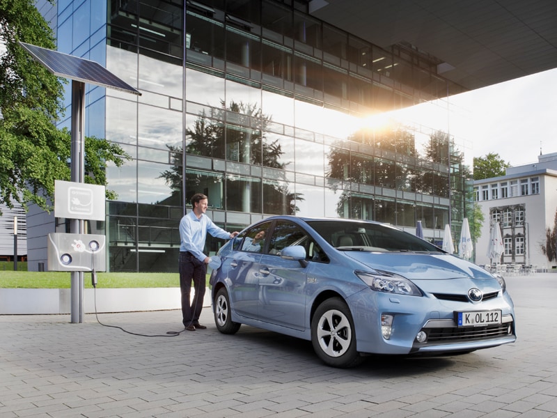 Elektrischer Dienstwagen: Auch bei Plug-in-Hybriden wie dem Toyota Prius soll sich der geldwerte Vorteil halbieren.